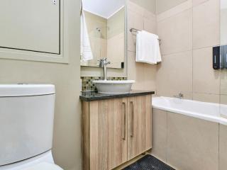 2-Bedroom Apartment with City Views in Johannesburg - 1