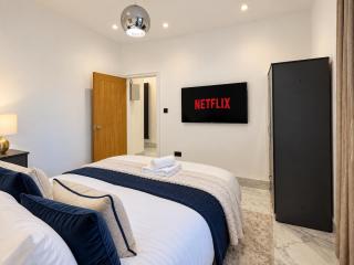 Spacious Modern 5 Bedroom House - City Centre - Free Parking - 2