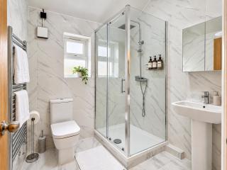 Spacious Modern 5 Bedroom House - City Centre - Free Parking - 1