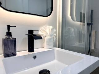 Prince Rupert Suites Stylish 2B2B kitchen laundry - 9