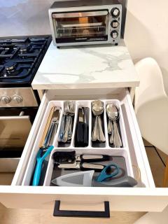 Prince Rupert Suites Stylish 2B2B kitchen laundry - 7