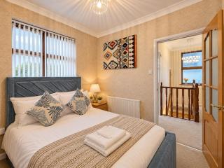 Spacious 4 Bedroom House with Driveway Parking and Garden - 4