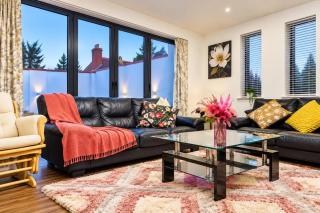 Sai Home Spacious 2BR One and Half Bath House near Lakeside with Free Parking and Garden - 0