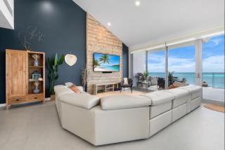 The Azure Grand Penthouse, Private Hot Tub & VIEWS - Palm-Eagle Beach - 5