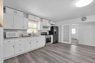 Spacious 5BR Home | Minutes to the Beach - 9