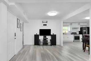 Spacious 5BR Home | Minutes to the Beach - 8