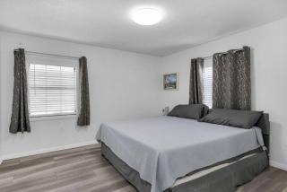 Spacious 5BR Home | Minutes to the Beach - 7