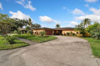 Stunning 3BR Home offers water view Minutes to the Beach - 1