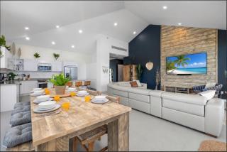 The Azure Grand Penthouse, Private Hot Tub & VIEWS - Palm-Eagle Beach - 2