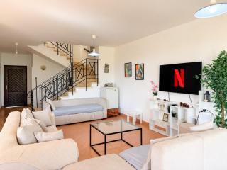 Spacious 5BDR Villa lBeachside Living in Ein Bay - 1
