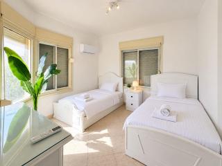 Spacious 5BDR Villa lBeachside Living in Ein Bay - 6