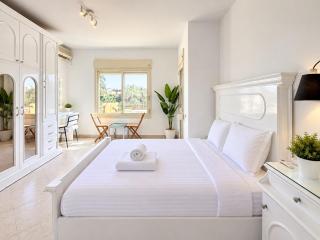 Spacious 5BDR Villa lBeachside Living in Ein Bay - 7
