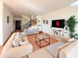 Spacious 5BDR Villa lBeachside Living in Ein Bay - 4