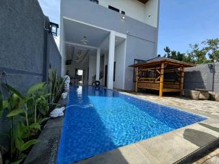 Villa 4BR Kolam Renang Pribadi dan Dekat Wisata - 0