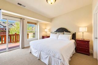 Bears Lair Spacious Townhome with Private Hot Tub - 4