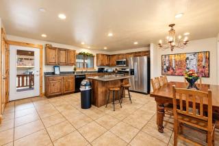 Bears Lair Spacious Townhome with Private Hot Tub - 2