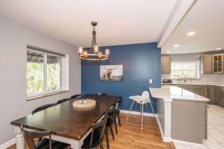 Spacious 5BR Home, Near Kenwood, Sleeps 10 - 8