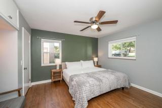 Spacious 5BR Home, Near Kenwood, Sleeps 10 - 3