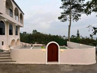 Villa 4 Kamar Tidur Dengan Kolam Renang Pribadi - 1