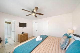 Covered Back Patio Covered Parking Game Room WIFI Smart TV's every room Washer & Dryer - 9