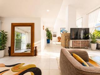 3BR Retreat with Garden Views in Logan Reserve - 8