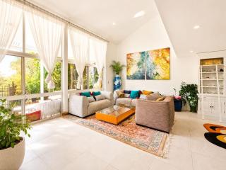 3BR Retreat with Garden Views in Logan Reserve - 2