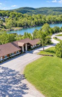Eureka Springs Lake Lodge sleeps 14 - Hot Tub - 0