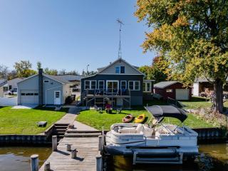 Wolf River Multi-Family Retreat - Sleeps 14 Pontoon Boat Paddle Boards Firepit - 7