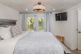 Wolf River Multi-Family Retreat - Sleeps 14 Pontoon Boat Paddle Boards Firepit - 2