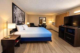 Super 8 by Wyndham Sturgis - 3