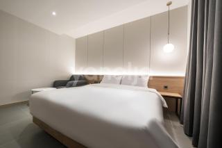 The Van Hotel - 8