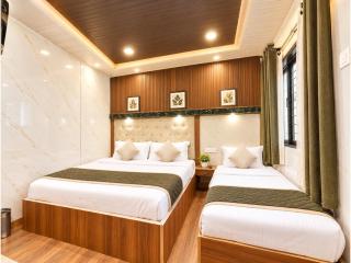 Hotel Flatties Lakeview Retreat Nainital Luxury Mall Road Hotel with Stylish Rooms & Serene Mountain Ambience - 2
