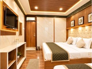 Hotel Flatties Lakeview Retreat Nainital Luxury Mall Road Hotel with Stylish Rooms & Serene Mountain Ambience - 4