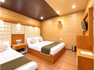 Hotel Flatties Lakeview Retreat Nainital Luxury Mall Road Hotel with Stylish Rooms & Serene Mountain Ambience - 3