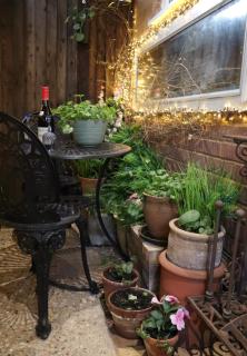 THE KNIGHTWOOD OAK a Luxury King Size Bed -En-Suite Space - LYMINGTON NEW FOREST with Private Entrance - Key Box entry-Free Parking & Private Outdoor Seating Area -Full Fibre WiFi -Town ,Shops , Pubs & Solent Way Walking Distance & Complimentary Breakfast - 7