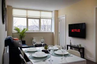 Central Huddersfield 3BR 3 Bath Apartment Parking - 9