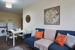 Central Huddersfield 3BR 3 Bath Apartment Parking - 8