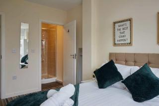 Central Huddersfield 3BR 3 Bath Apartment Parking - 7