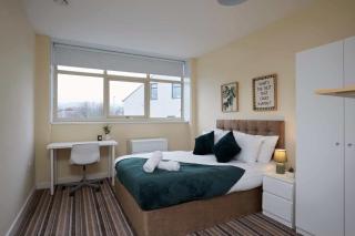 Central Huddersfield 3BR 3 Bath Apartment Parking - 6