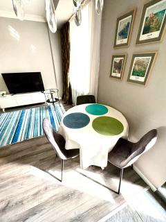 Central Apartment with Panoramic Mountain Views - 8