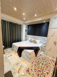 Sunview Apartment - Luxury Homestay near Mall Road - 7