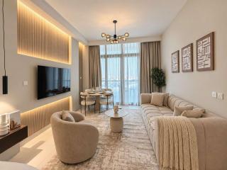 Luxury Palm Views East Apartment with Pool and Gym Access - 0