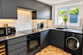 Modern 2-Bed house, near city centre, Parking - 3
