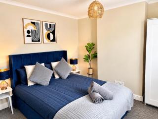 Modern 2-Bed house, near city centre, Parking - 8