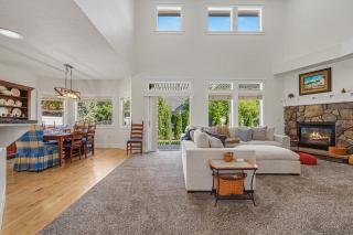 5BR Meridian Custom Home • Pool Table• Home Office - 9