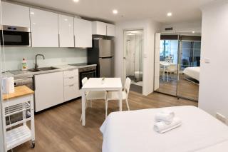 Dana-Cozy Studio with Shared Entry in the City - 8