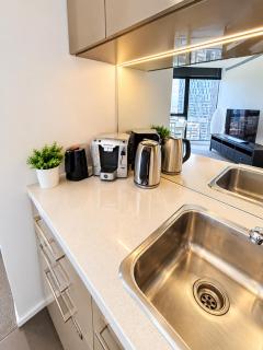 LvL 40 Skyline 2BR Balcony Epic Melbourne Views Free Parking - 1