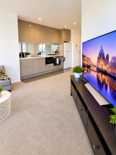 LvL 40 Skyline 2BR Balcony Epic Melbourne Views Free Parking - 7