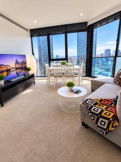 LvL 40 Skyline 2BR Balcony Epic Melbourne Views Free Parking - 9