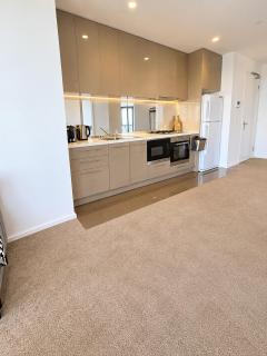 LvL 40 Skyline 2BR Balcony Epic Melbourne Views Free Parking - 2